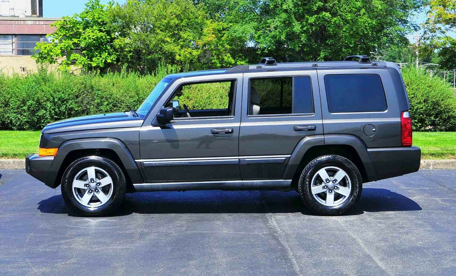 2006 Jeep Commander  3rd Row 7 Passenger Serviced Carfax New Brakes Tires Inspected 4wd Clean